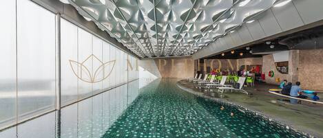 Innenpool, geöffnet von 08:00 Uhr bis 21:00 Uhr, Liegestühle