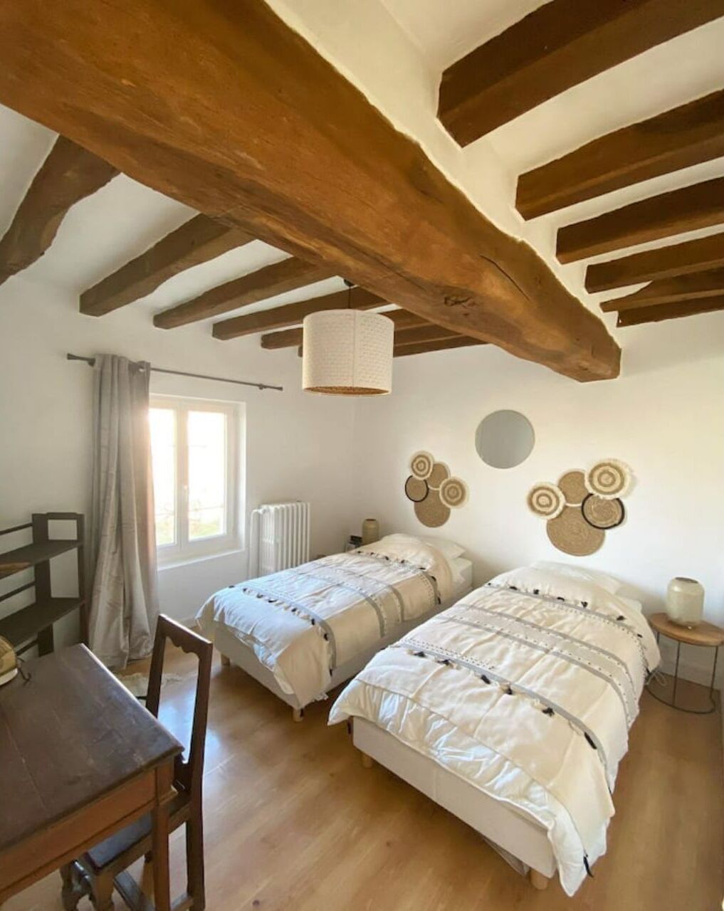 5 habitaciones, escritorio y tabla de planchar con plancha 