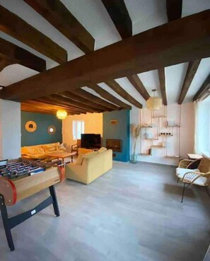 Smart TV, DVD player, table football, ping pong