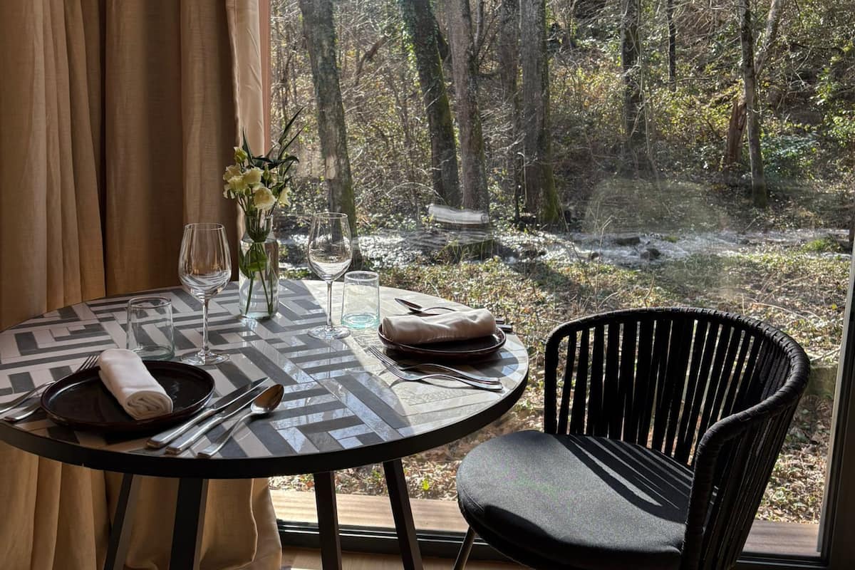 ラグジュアリー キャビン | 高級寝具、ピロートップベッド、セーフティボックス (室内)、WiFi (無料)