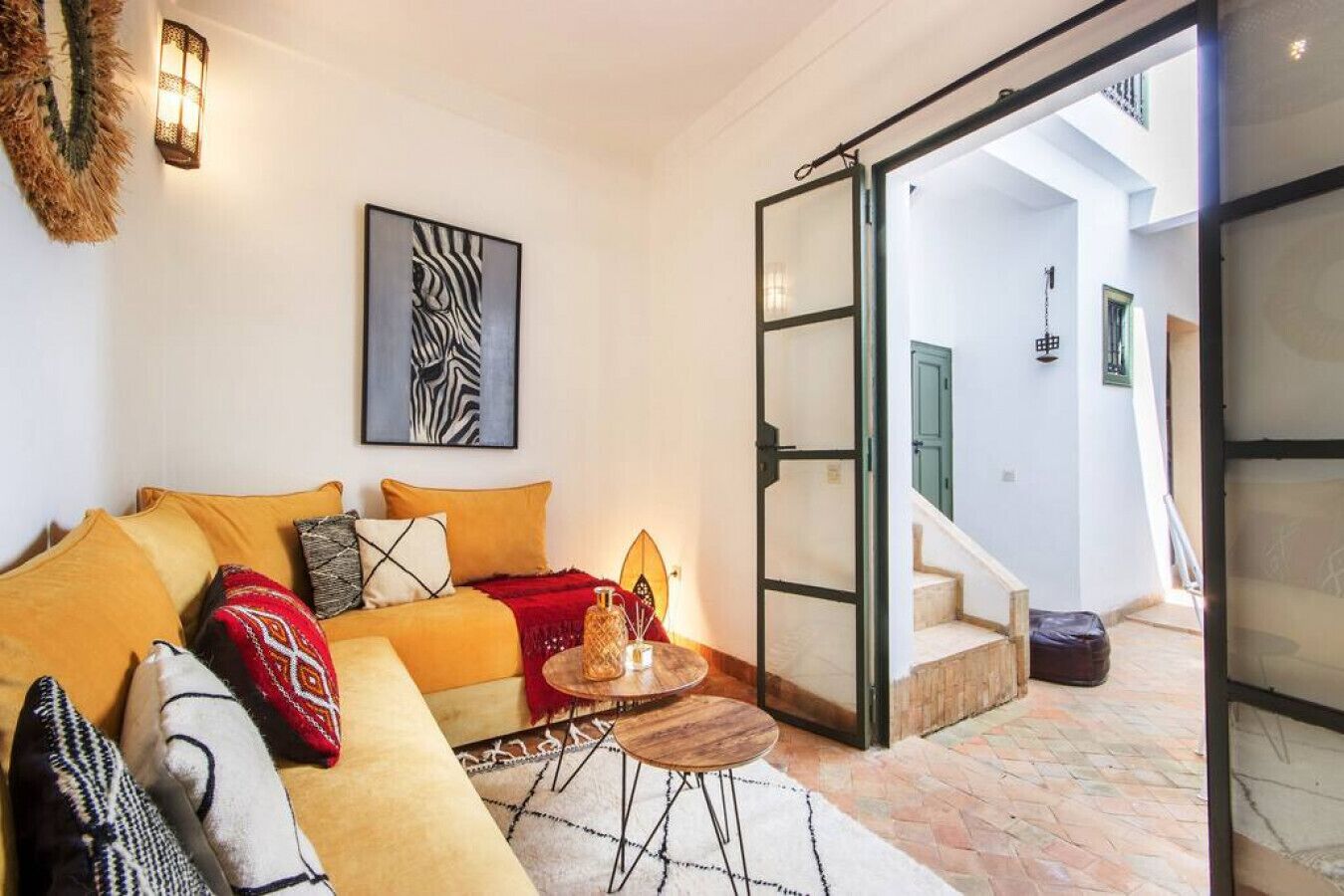 TV connectée, cheminée, livres