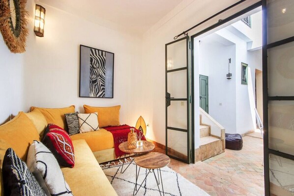 Smart TV, fireplace, books