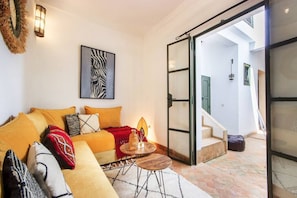 Een smart-tv, een open haard en boeken