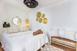 3 dormitorios, tabla de planchar con plancha, cuna de viaje