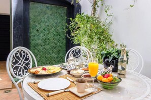 Outdoor dining - Riad Myla EXCLUSIVE - 2min de Jamaa El Fna -Wifi (Marrakesh)
