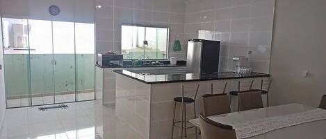 Réfrigérateur, micro-ondes, plaque de cuisson, cafetière/bouilloire