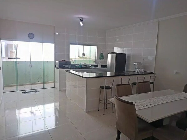 Réfrigérateur, four à micro-ondes, surface de cuisson, cafetiÚre-théiÚre