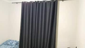 2 quartos, escrivaninha, ferros/tábuas de passar roupa