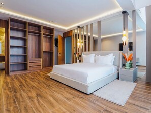 6 chambres, bureau, fer et planche à repasser, lit parapluie