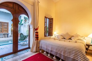 4 quartos, escrivaninha, ferros/tábuas de passar roupa, berço de viagem