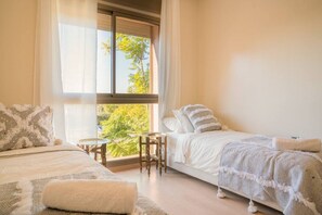 3 Schlafzimmer, Schreibtisch, Bügeleisen/Bügelbrett, Reisekinderbett