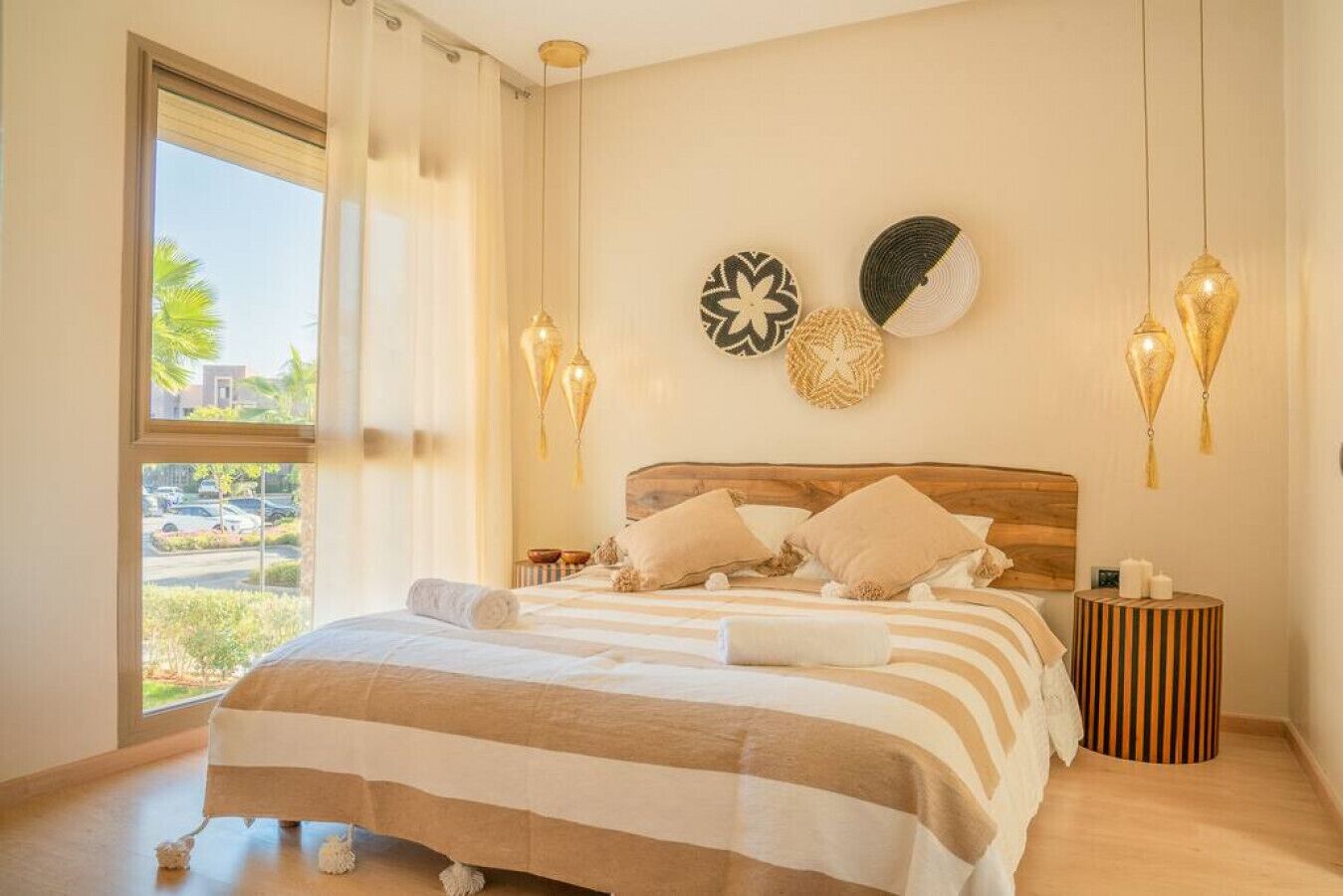 3 makuuhuonetta, työpöytä, silitysrauta/-lauta, vauvan matkasänky