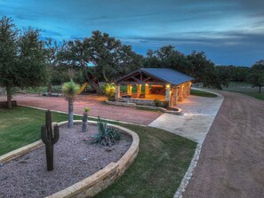 Property grounds - Luxury Ranch Haus-15 Mins to Downtown Fred! (Fredericksburg)