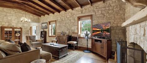 Smart TV, chimenea, libros