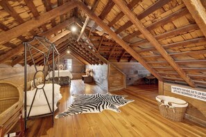 4 bedrooms, iron/ironing board, free WiFi, bed sheets