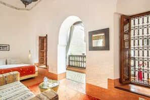 5 عدّة غرف نوم ومكتب ومكواة/لوح كي وسرير سفر