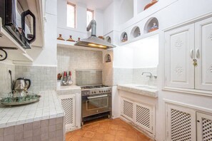 Réfrigérateur, micro-ondes, four, cafetière/bouilloire