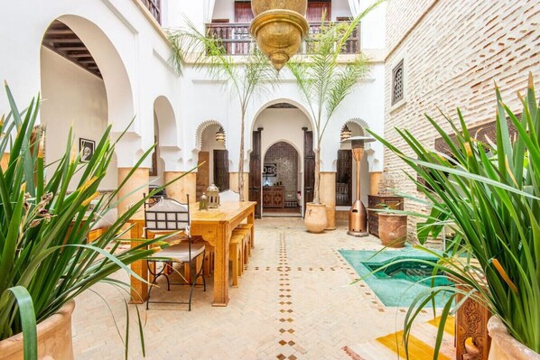 تناول الطعام بالخارج