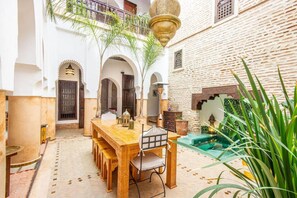 تناول الطعام بالخارج