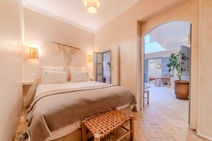 4 soverom, skrivebord, strykejern/-brett og reiseseng for barn