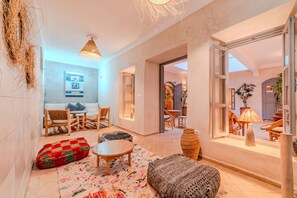 TV, fireplace - Riad Berrima - Breakfast - 10mn From Jamaa Al Fna (Marrakech)