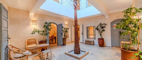 المنشأة من الداخل