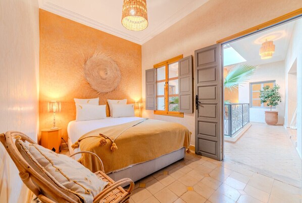 4 bedrooms, desk, iron/ironing board, travel crib