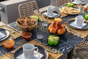 Outdoor dining - Riad Princesses des Sables-Jaccuzzi-Breakfast (Marrakesh)