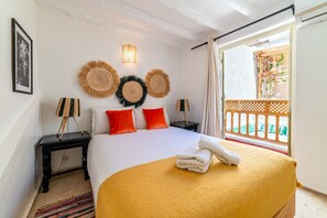 3 soverom, skrivebord, strykejern/-brett og reiseseng for barn