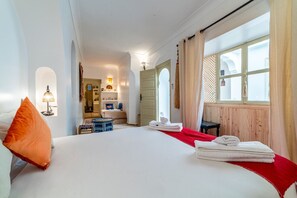 3 chambres, bureau, fer et planche à repasser, lit parapluie