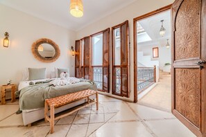 3 soverom, skrivebord, strykejern/-brett og reiseseng for barn