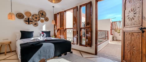 3 bedrooms, desk, iron/ironing board, travel crib