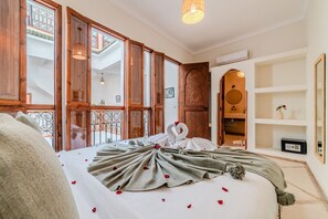 3 dormitorios, escritorio, tabla de planchar con plancha y cuna de viaje