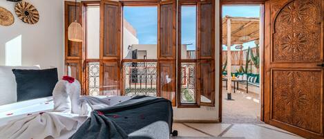 3 chambres, bureau, fer et planche Ă repasser, lit parapluie