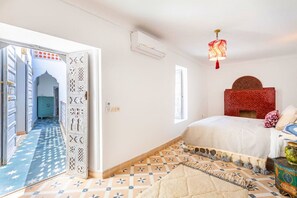 3 室のベッドルーム、デスク、アイロン / アイロン台、旅行用ベビーベッド