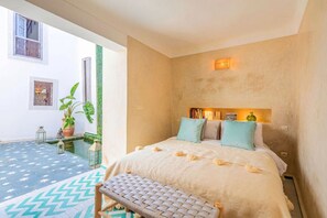 办公桌、熨斗/熨衣板、旅行婴儿床、WiFi