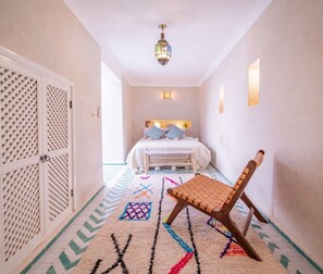 3 dormitorios, escritorio, tabla de planchar con plancha y cuna de viaje