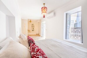 Skrivbord, strykjärn/strykbräda, resesäng och wi-fi