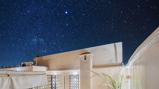Una piscina sul tetto con vista chiara sul cielo notturno.