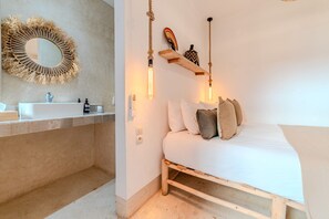 3 chambres, bureau, fer et planche à repasser, lit parapluie