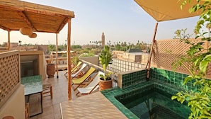 A rooftop terrace with a pool, lounge chairs, and a pergola. - Riad Ouladi -Exclusif - 5mn Jemaa El Fnaa -Pool (Marrakesh)