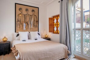 5 chambres, bureau, fer et planche à repasser, lit parapluie