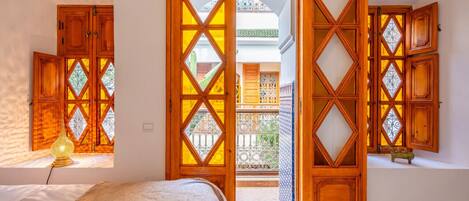 5 室のベッドルーム、デスク、アイロン / アイロン台、旅行用ベビーベッド