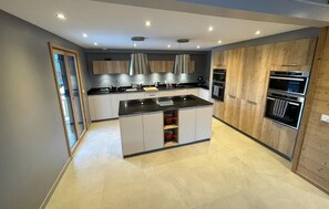 Kühlschrank, Mikrowelle, Ofen, Geschirrspüler