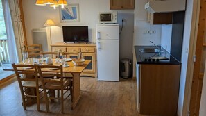 Een koelkast, een microgolfoven, een oven, een vaatwasser