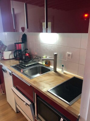 Kühlschrank, Mikrowelle, Geschirrspüler