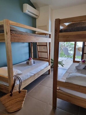 2 habitaciones, tabla de planchar con plancha y cuna de viaje 
