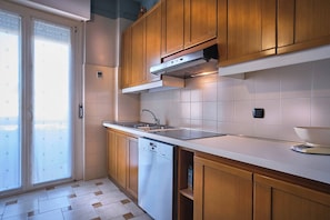 Coffee/tea maker, fridge, microwave, stovetop