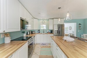 Fridge, microwave, stovetop, dishwasher