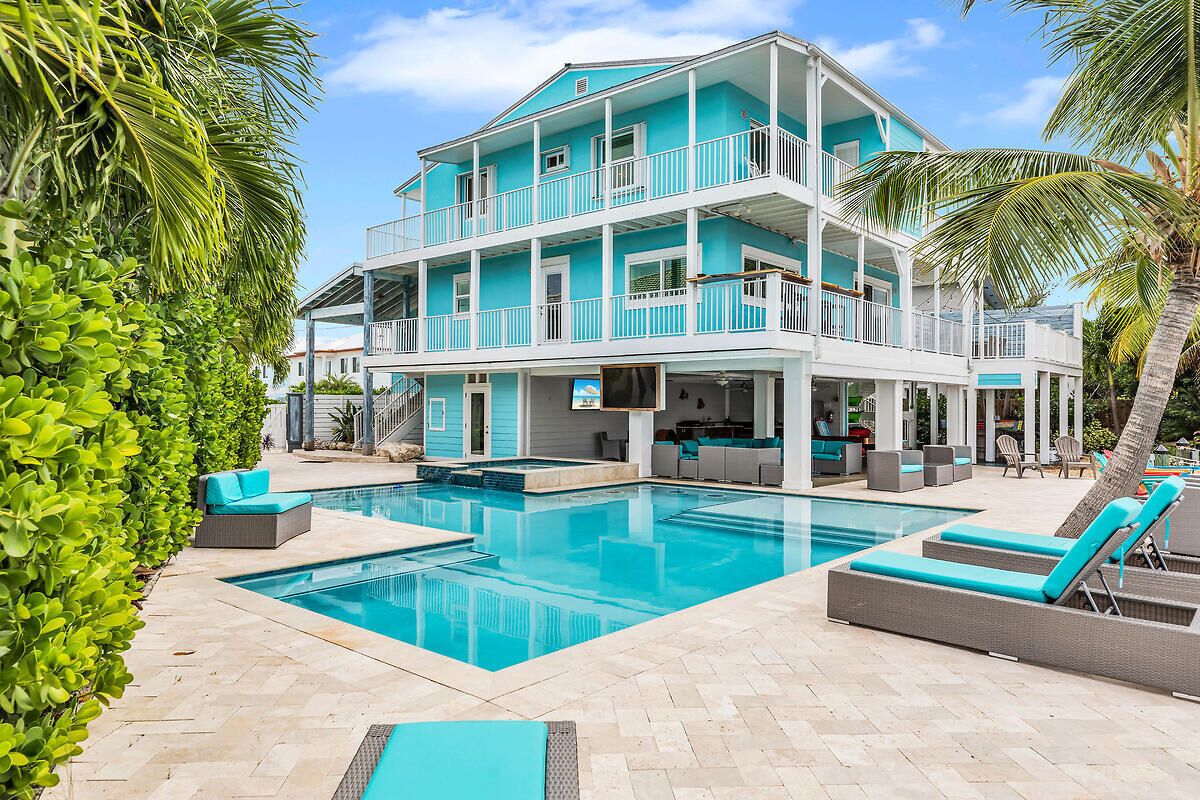 6 bedroom, 7+ bathrooms, sleeps 14 - Nature's Playground right in your backyard!